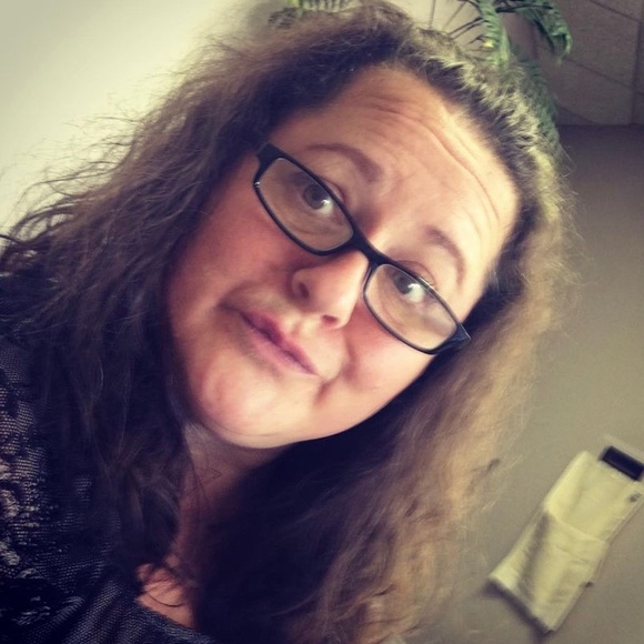 Hi! Leave some ❤️🧡💛💚💙💜🤍 and I’ll stop by to share your closet💫 - Picture 2 of 5